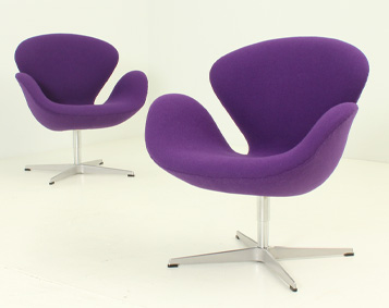 PAIR OF SWAN CHAIRS BY ARNE JACOBSEN